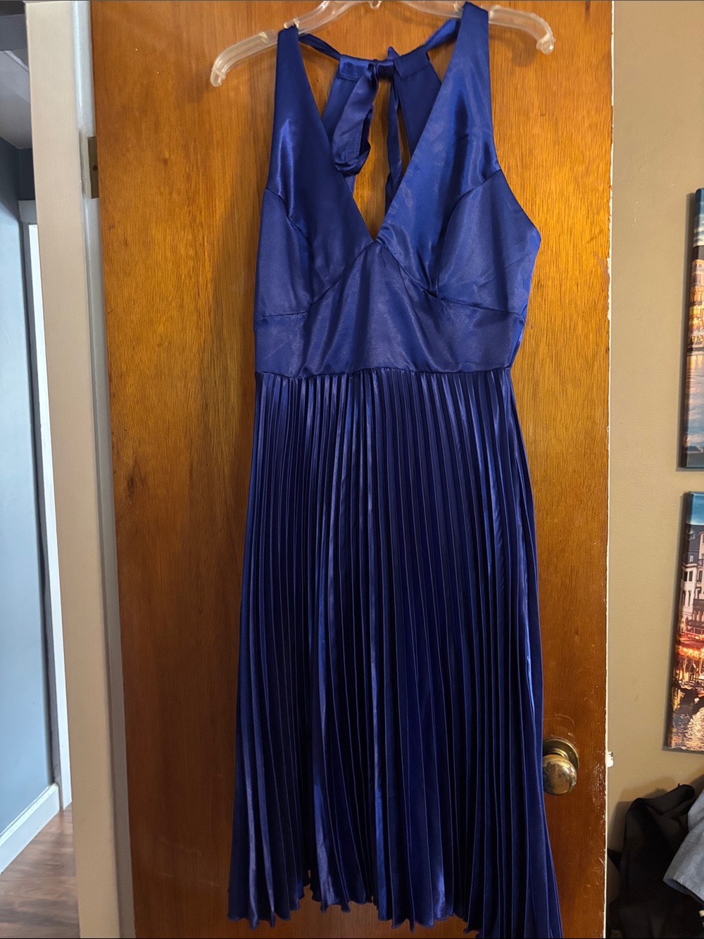 Elegant Sleeveless V-Neck Pleated Midi Dress in Royal Blue